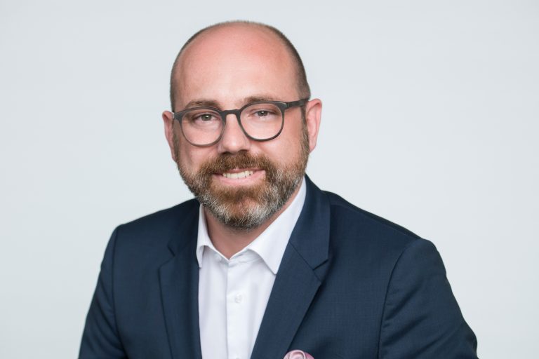 Stefan Hering, LL.M., Rechtsanwalt und Notar bei der KNOLLE SOCIETÄT